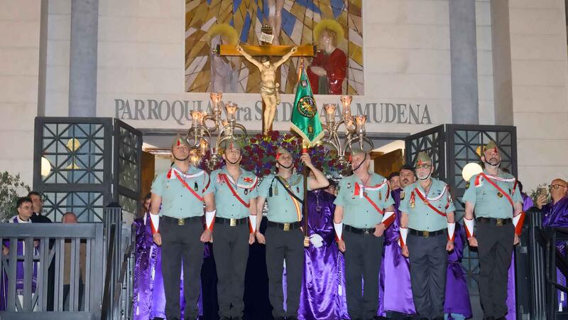 Recogimiento y solemnidad, protagonistas en la procesión del Jueves Santo en Benidorm