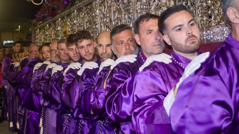 Recogimiento y solemnidad, protagonistas en la procesión del Jueves Santo en Benidorm