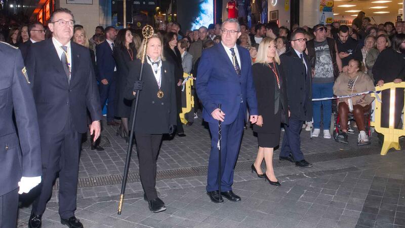 El Santo Entierro reúne a miles de fieles en en la noche del Viernes Santo de Benidorm