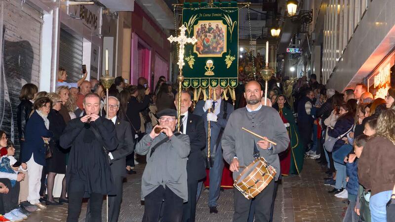 El Santo Entierro reúne a miles de fieles en en la noche del Viernes Santo de Benidorm