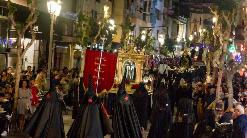El Santo Entierro reúne a miles de fieles en en la noche del Viernes Santo de Benidorm