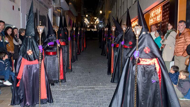 El Santo Entierro reúne a miles de fieles en en la noche del Viernes Santo de Benidorm