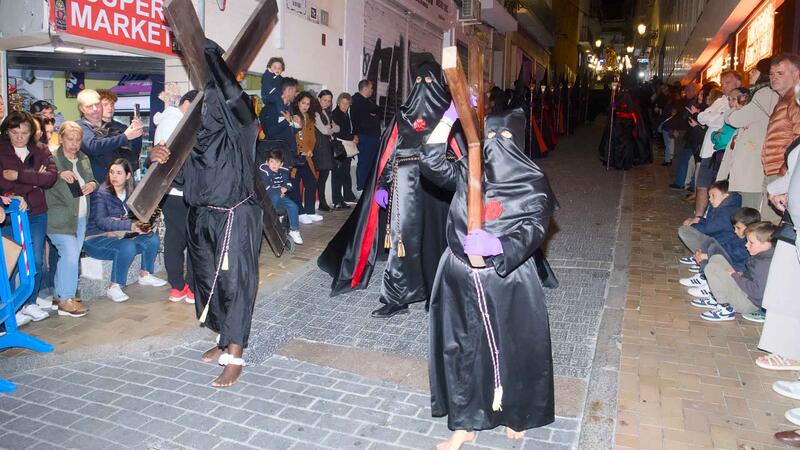 El Santo Entierro reúne a miles de fieles en en la noche del Viernes Santo de Benidorm