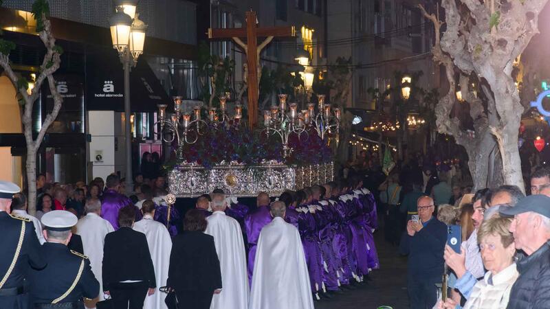 El Santo Entierro reúne a miles de fieles en en la noche del Viernes Santo de Benidorm
