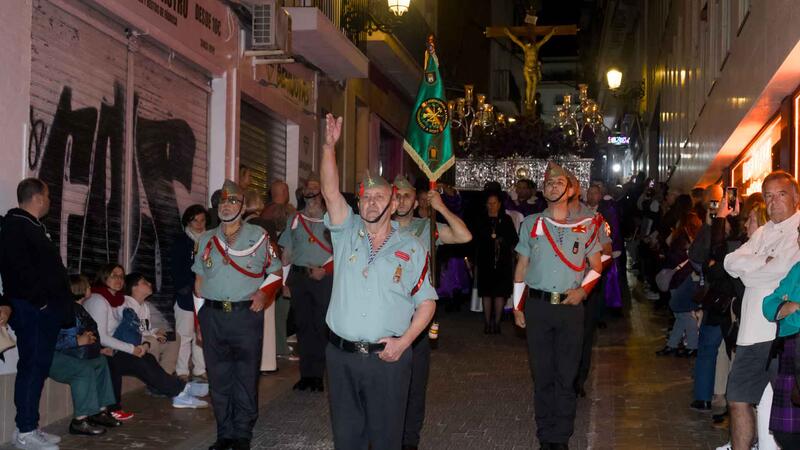 El Santo Entierro reúne a miles de fieles en en la noche del Viernes Santo de Benidorm