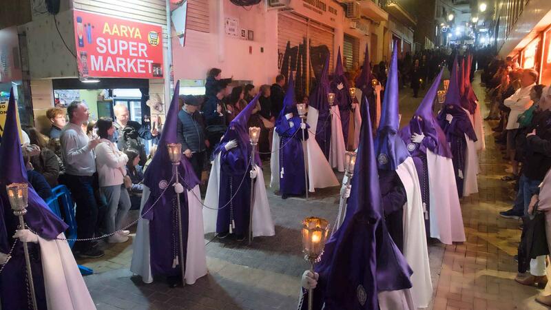 El Santo Entierro reúne a miles de fieles en en la noche del Viernes Santo de Benidorm