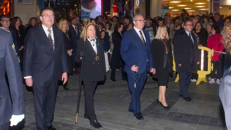 El Santo Entierro reúne a miles de fieles en en la noche del Viernes Santo de Benidorm
