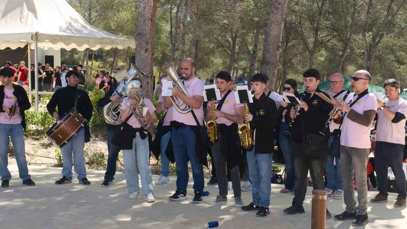 El Parc de la Séquia Mare congrega a les penyes de Benidorm per a gaudir del Dia de la Mona