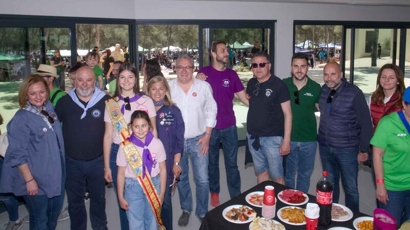 El Parc de la Séquia Mare congrega a les penyes de Benidorm per a gaudir del Dia de la Mona