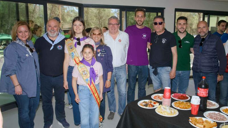 El Parc de la Séquia Mare congrega a les penyes de Benidorm per a gaudir del Dia de la Mona