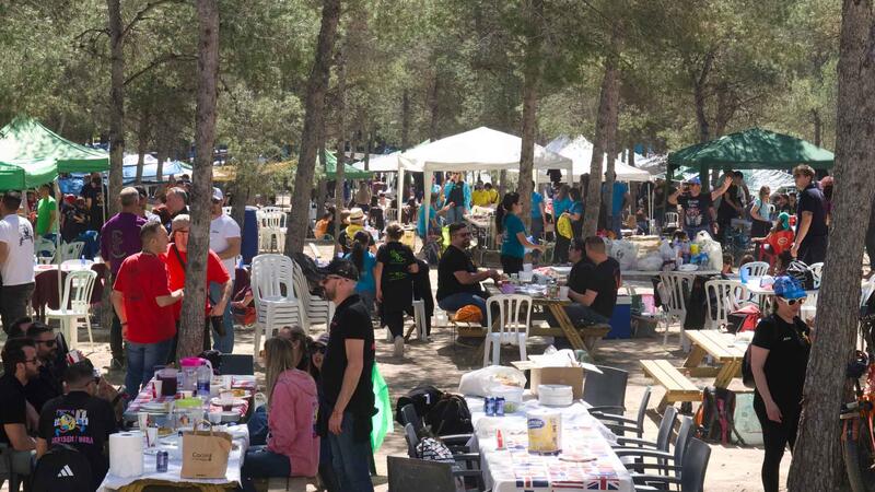 El Parc de la Séquia Mare congrega a les penyes de Benidorm per a gaudir del Dia de la Mona