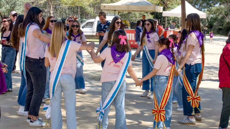 El Parc de la Séquia Mare congrega a les penyes de Benidorm per a gaudir del Dia de la Mona