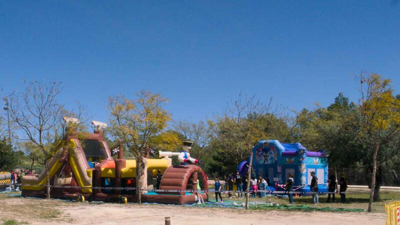 El Parc de la Séquia Mare congrega a les penyes de Benidorm per a gaudir del Dia de la Mona