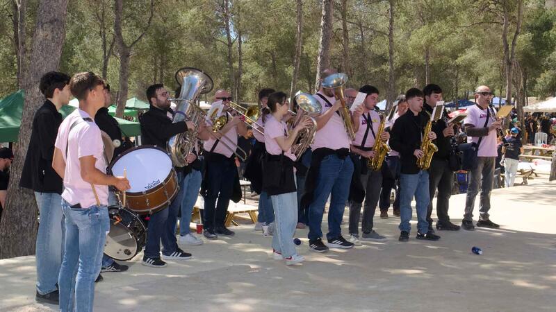 El Parc de la Séquia Mare congrega a les penyes de Benidorm per a gaudir del Dia de la Mona