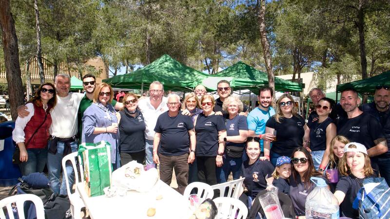 El Parc de la Séquia Mare congrega a les penyes de Benidorm per a gaudir del Dia de la Mona