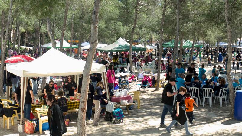 El Parc de la Séquia Mare congrega a les penyes de Benidorm per a gaudir del Dia de la Mona