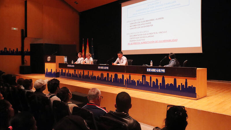 Benidorm inicia las charlas informativas sobre la regularización extraordinaria, que se repetirán hasta el viernes