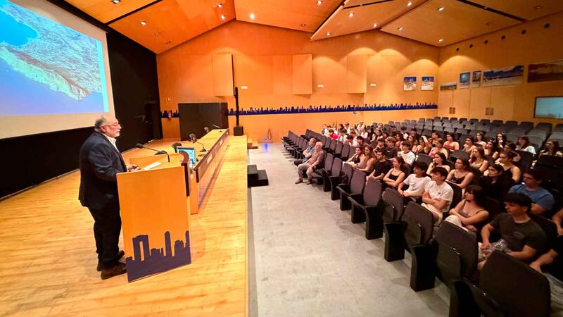 Alumnos de Arquitectura de la Universidad del País Vasco realizan un viaje para estudiar el ‘modelo Benidorm’