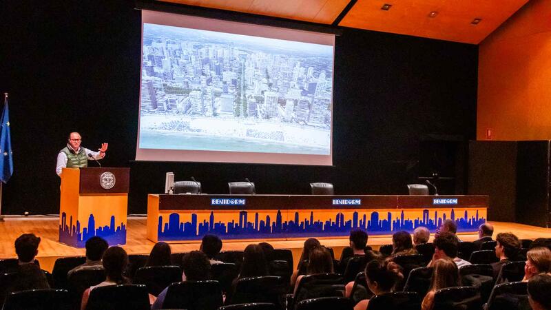 Alumnos de Arquitectura de la Universidad del País Vasco realizan un viaje para estudiar el ‘modelo Benidorm’