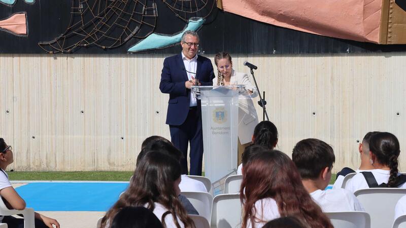 Benidorm commemora el Dia del Llibre amb una lectura pública amb escolars en el Parc de Foietes