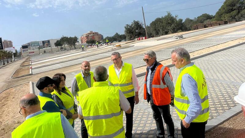 La mejora del aparcamiento de Beniardá entra en su fase final con la colocación del pavimento drenante en las plataformas de estacionamiento
