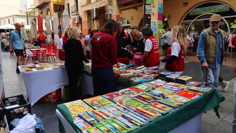 El Ayuntamiento se une a la iniciativa de la UNED ‘Un libro x un kilo’ en favor de Corazón Exprés
