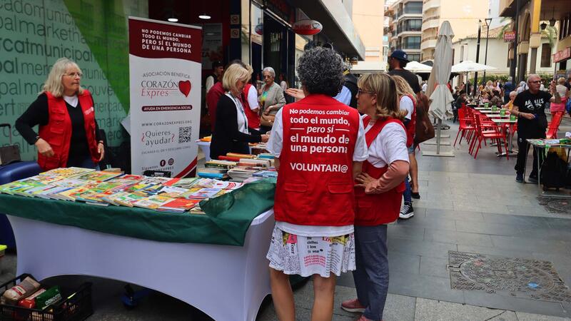 El Ayuntamiento se une a la iniciativa de la UNED ‘Un libro x un kilo’ en favor de Corazón Exprés
