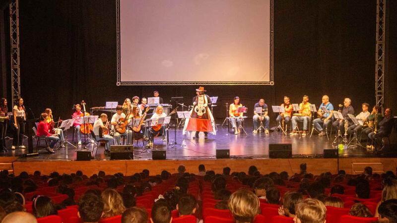 500 escolars de Benidorm descobrixen el ‘José Pérez Barceló’ gràcies a ‘Música a l’Escola’