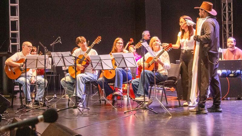 500 escolars de Benidorm descobrixen el ‘José Pérez Barceló’ gràcies a ‘Música a l’Escola’
