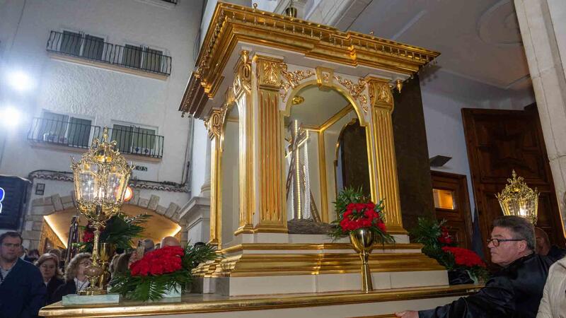 Nuestro Padre Jesús Nazareno recorre el centro de Benidorm y cumple con la tradición del Miércoles Santo
