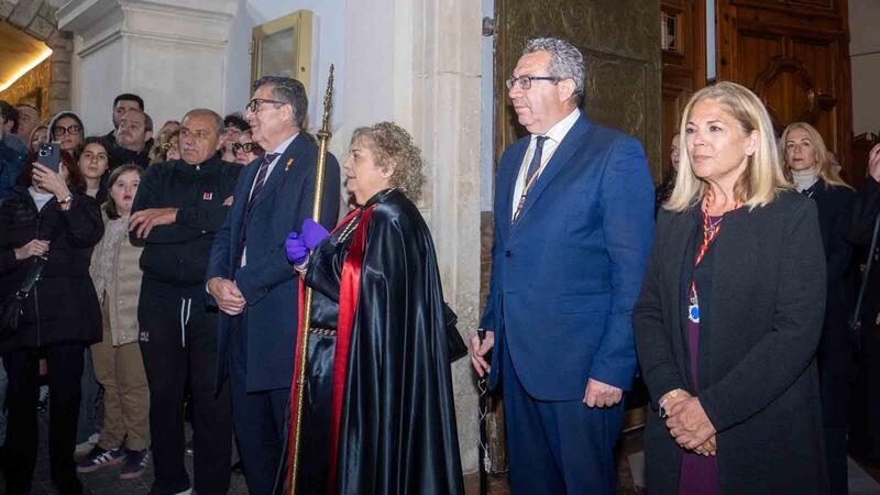 Nuestro Padre Jesús Nazareno recorre el centro de Benidorm y cumple con la tradición del Miércoles Santo