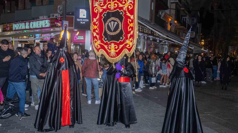 Nuestro Padre Jesús Nazareno recorre el centro de Benidorm y cumple con la tradición del Miércoles Santo