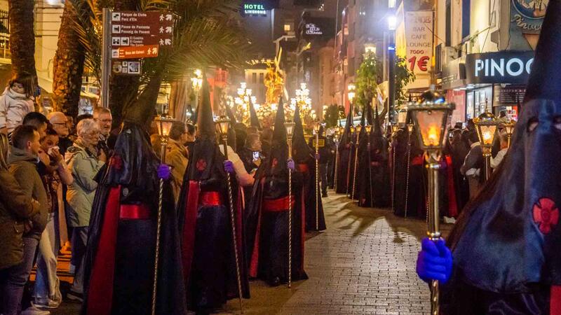 Nuestro Padre Jesús Nazareno recorre el centro de Benidorm y cumple con la tradición del Miércoles Santo