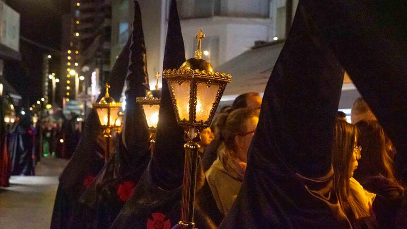 Nuestro Padre Jesús Nazareno recorre el centro de Benidorm y cumple con la tradición del Miércoles Santo