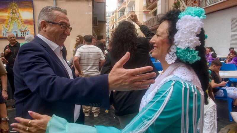 La Casa de Andalucía in Benidorm erects its May Cross in a day of festive coexistence