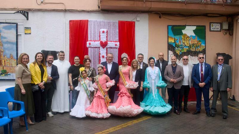 La Casa de Andalucía in Benidorm erects its May Cross in a day of festive coexistence