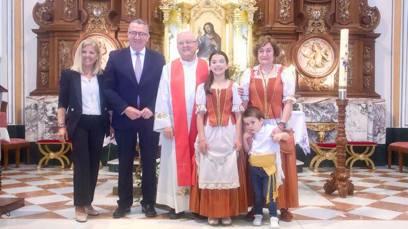 La lluvia no impide a Benidorm celebrar la Festa de la Creu, que se vive por partida doble