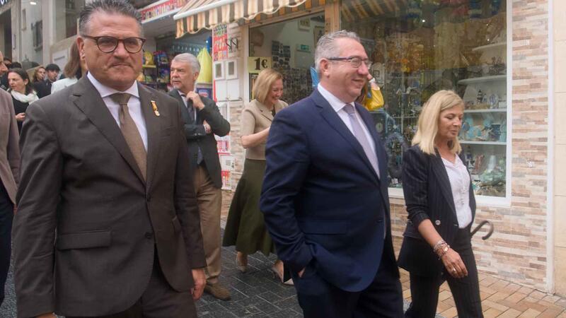 La lluvia no impide a Benidorm celebrar la Festa de la Creu, que se vive por partida doble
