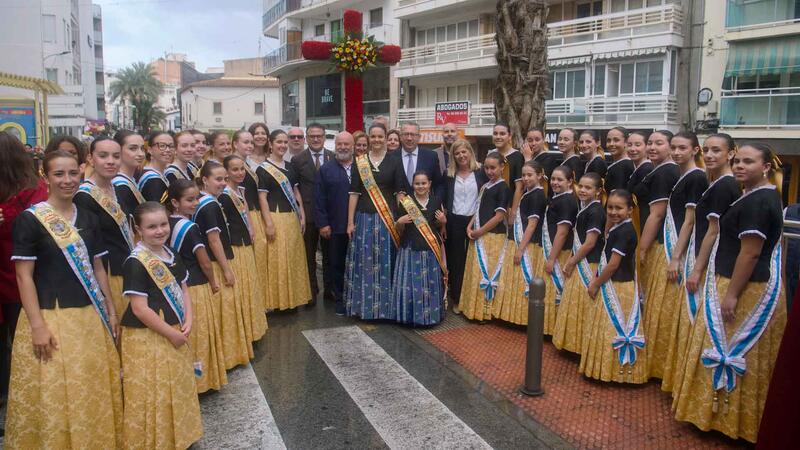 La lluvia no impide a Benidorm celebrar la Festa de la Creu, que se vive por partida doble