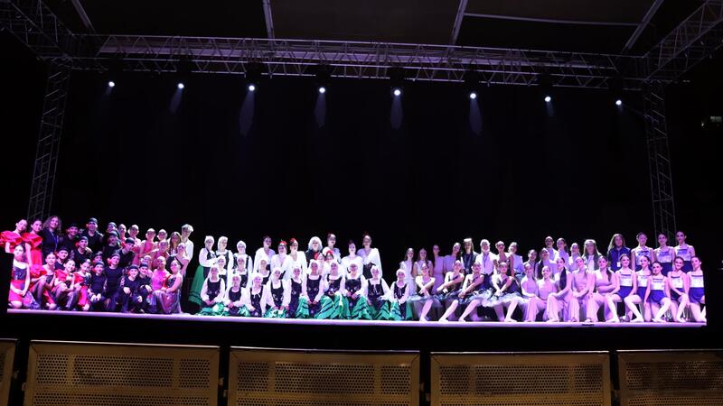 ‘Benidorm en dansa’ congrega a casi un millar de personas para disfrutar del talento de la danza local
