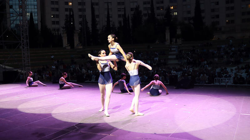 ‘Benidorm en dansa’ congrega a casi un millar de personas para disfrutar del talento de la danza local