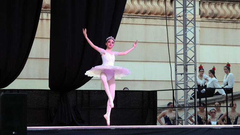 ‘Benidorm en dansa’ congrega a casi un millar de personas para disfrutar del talento de la danza local