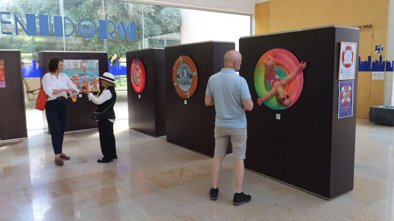 The Espai d’Art of the City Council hosts the painting exhibition ‘Vamos a la playa’ by ​​Victoria Udalova