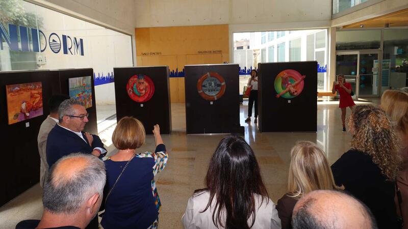 The Espai d’Art of the City Council hosts the painting exhibition ‘Vamos a la playa’ by ​​Victoria Udalova