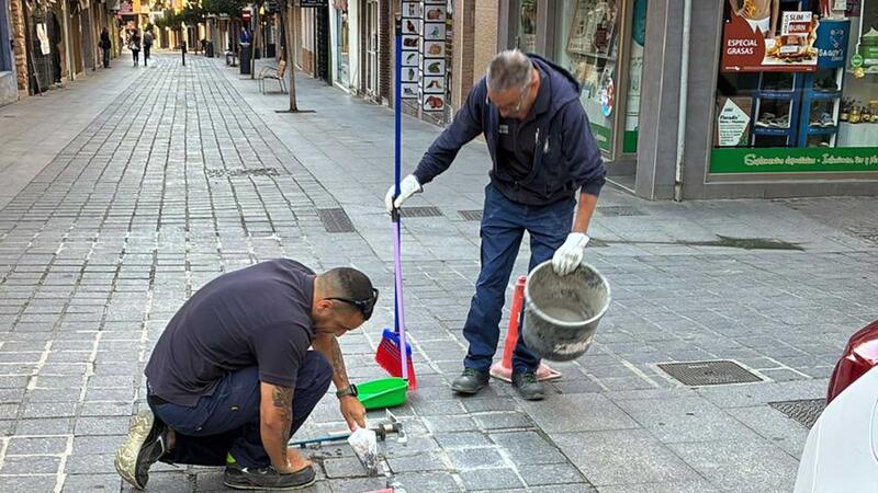 Benidorm acomete trabajos de mantenimiento y conservación del entorno peatonal en el barrio de El Calvari 