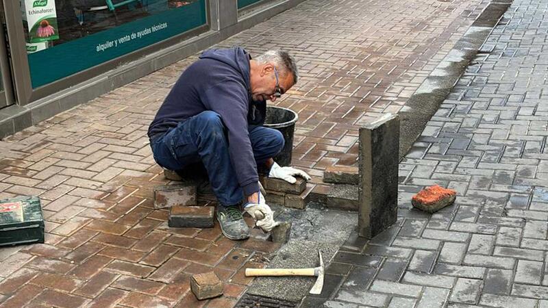 Benidorm acomete trabajos de mantenimiento y conservación del entorno peatonal en el barrio de El Calvari 