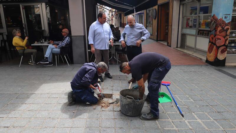 Benidorm acomete trabajos de mantenimiento y conservación del entorno peatonal en el barrio de El Calvari 