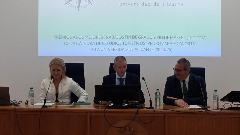 La Cátedra Pedro Zaragoza premia dos trabajos sobre la medición de la competitividad turística y la relación entre DTI y el desarrollo económico