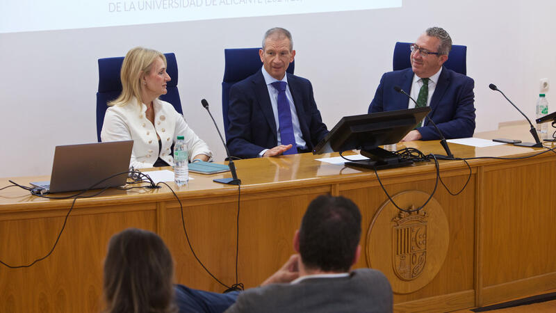 La Cátedra Pedro Zaragoza premia dos trabajos sobre la medición de la competitividad turística y la relación entre DTI y el desarrollo económico