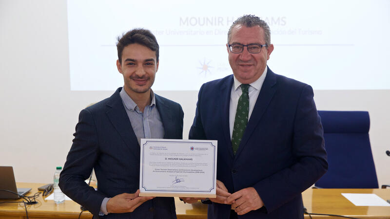 La Cátedra Pedro Zaragoza premia dos trabajos sobre la medición de la competitividad turística y la relación entre DTI y el desarrollo económico